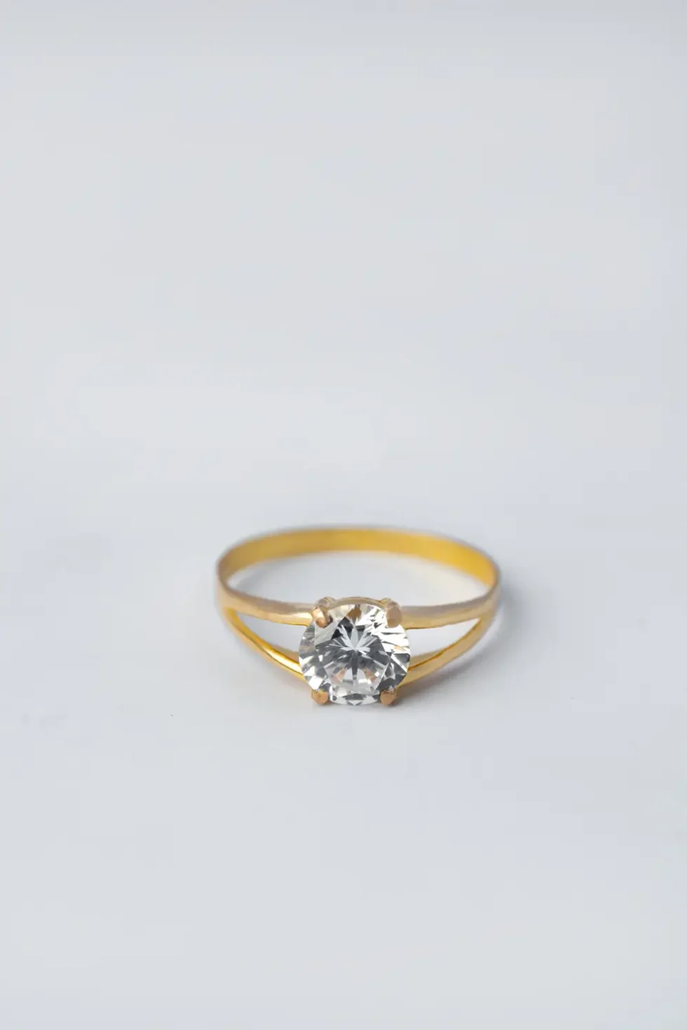 Elegant Stone Gold Ring Design